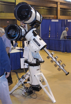 Astro-Physics 305mm Honders telescope side view with dewcap and CCD system attached (79,387 bytes)