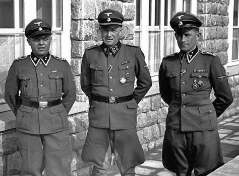 Kommandant Franz Ziereis with SS staff at KL Mauthausen (110,622 bytes)