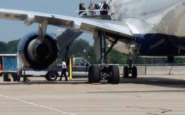 KJ-u deplaning at BWI  (67,328 bytes)