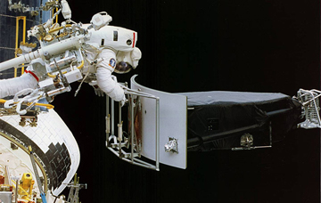 Hubble Space Telescope WFPC 1 removal (66,658 bytes)