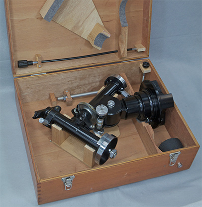 Unitron 4 inch telescope German Mount Head in its wood case (78,006 bytes)
