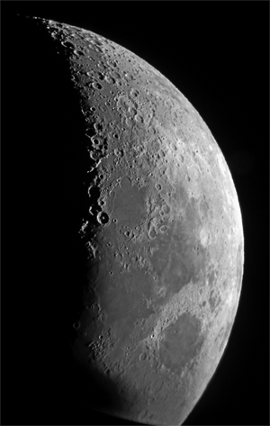 MCCMO snapshot of the Moon through a pocket camera 11 Nov 2010 (44,962 bytes)