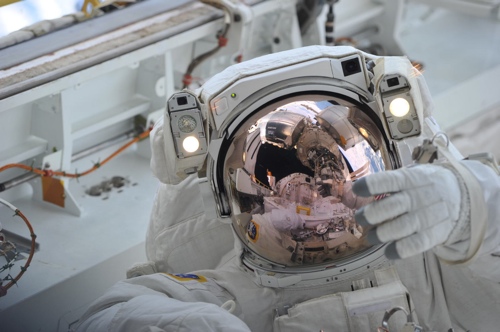 NASA image of astronaut EVA (74,337 bytes)