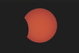 Total Eclipse of the Sun after first contact but before totality, 11 August 1999 taken at the Black Sea north of Varna. By William Chandler with Questar Full Aperture Solar Filter (21,328  bytes).