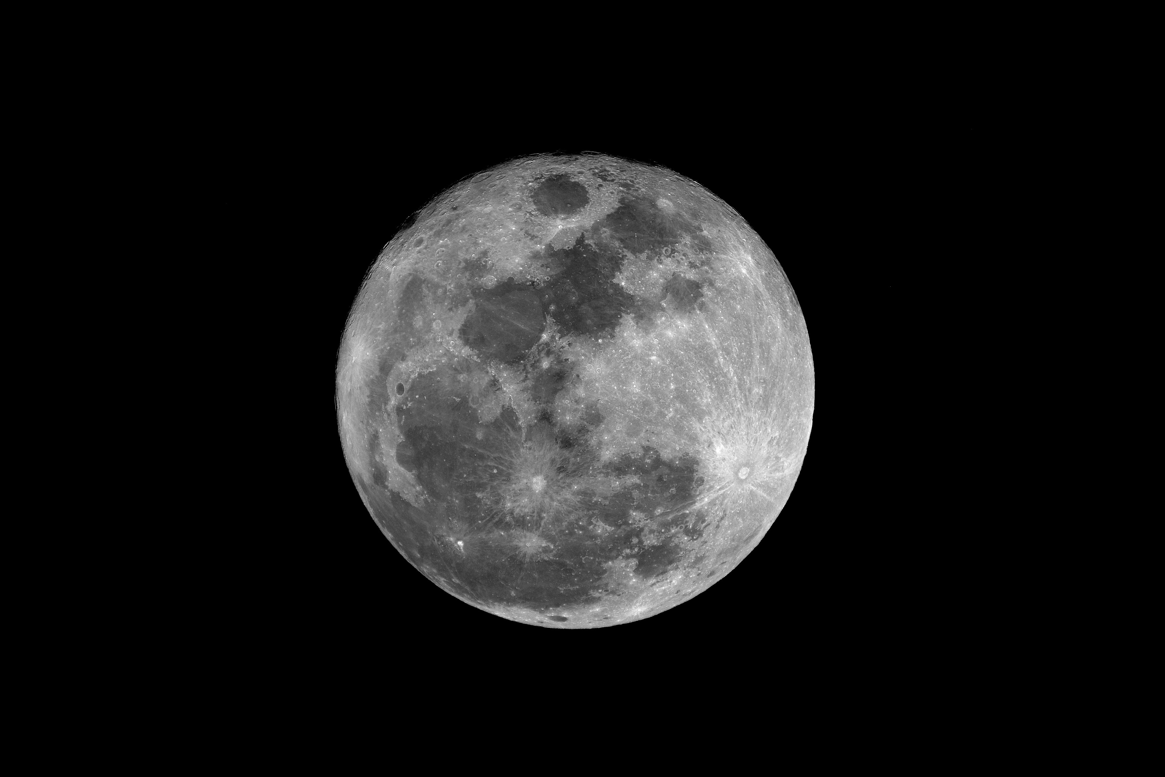 moon_sharp1_um.jpg (1,022,045 bytes)