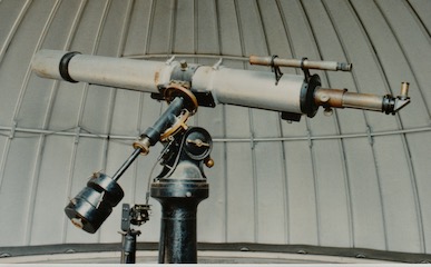 Carl Zeiss Jena 130 mm refractor telescope with Alvan Clark style German Equatorial Mount, installed in Ash Mfg. dome at Augusta College (32,396 bytes)